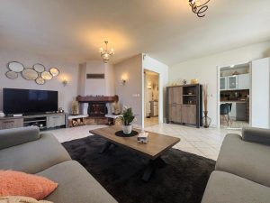 Maison individuelle avec grand terrain et fort potentiel à Cranves-Sales
