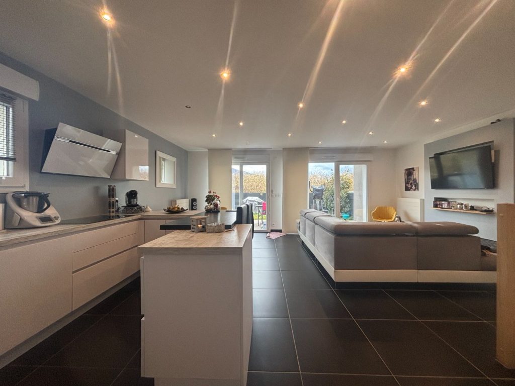 Maison contemporaine avec suite parentale et jardin à Cranves-Sales