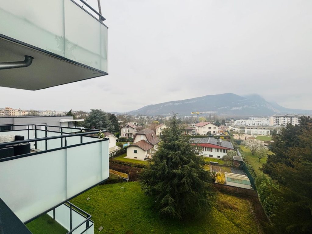 T3 lumineux avec double extérieur et vue sur les montagnes à Annemasse
