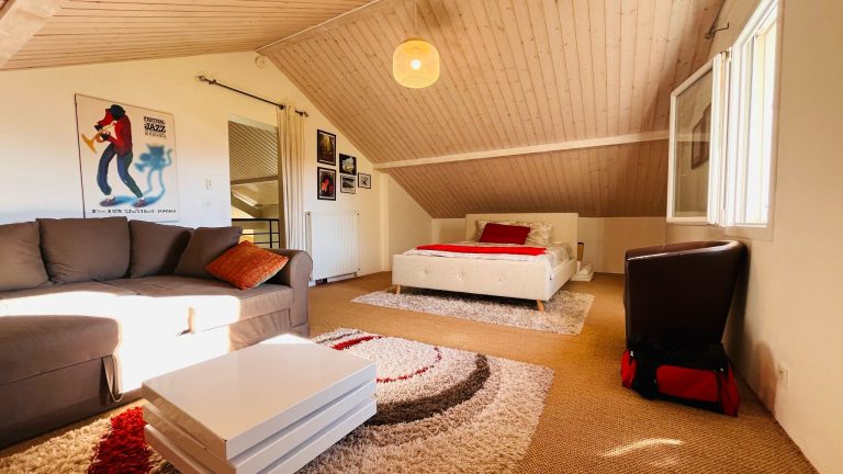 Villa avec vue dégagée, appartement indépendant et terrain de 2 000 m²