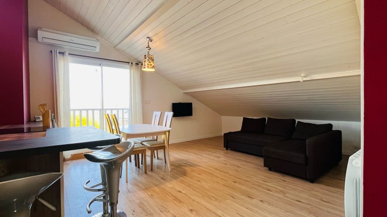 Villa avec vue dégagée, appartement indépendant et terrain de 2 000 m²