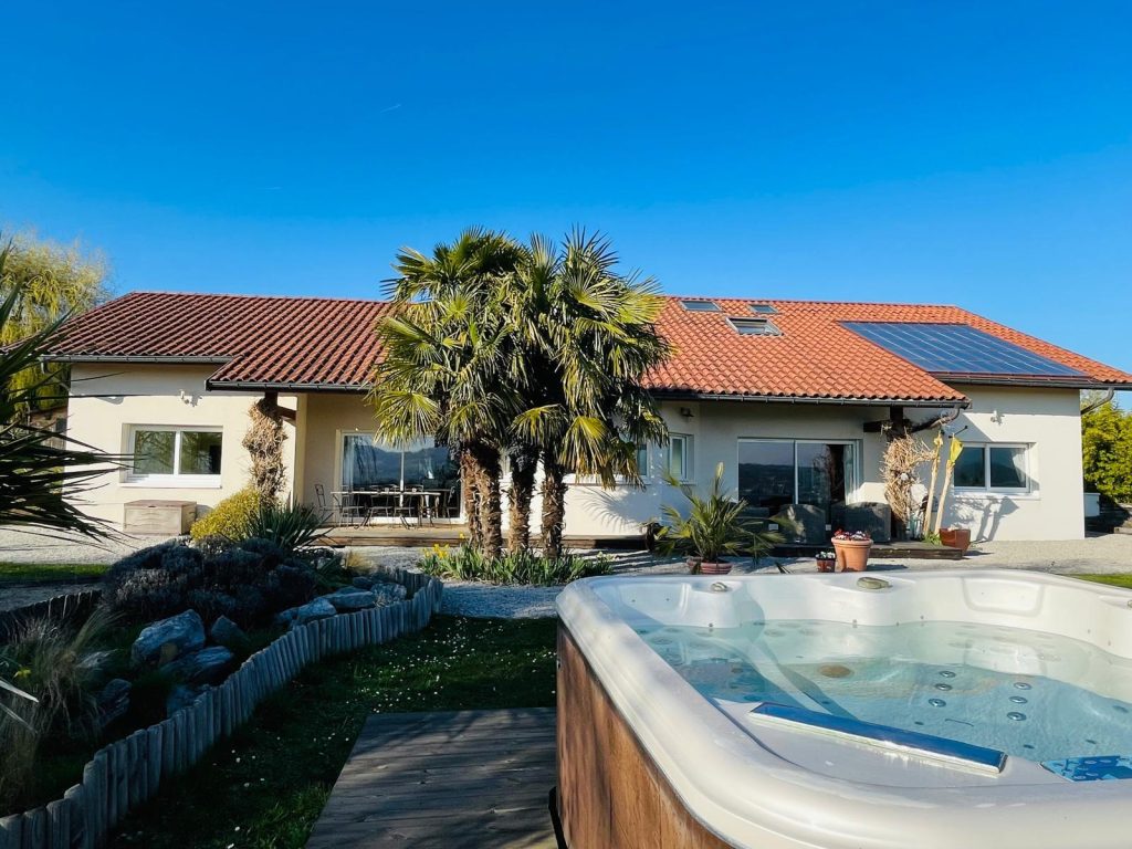 Villa avec vue dégagée, appartement indépendant et grand terrain à Contamine-Sarzin