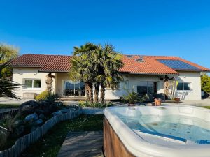 Villa avec vue dégagée, appartement indépendant et grand terrain à Contamine-Sarzin