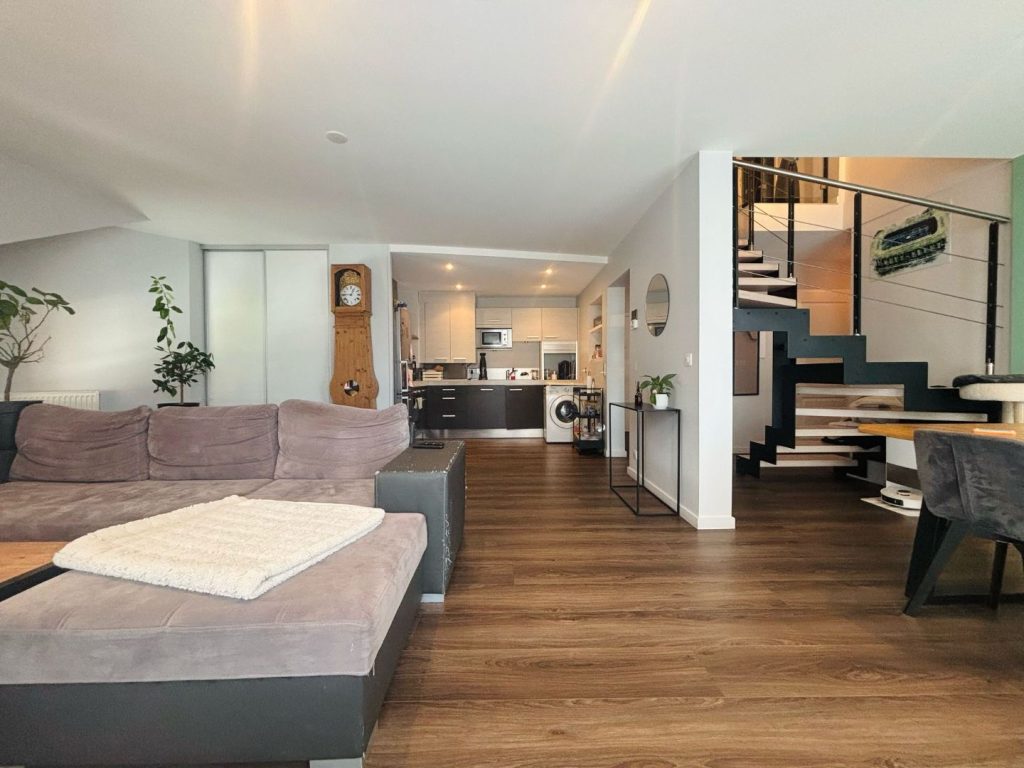 Duplex rénové en dernier étage avec terrasse et double garage à Cranves-Sales