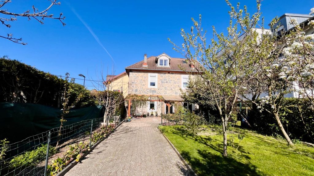 Maison en pierre rénovée au cœur de Douvaine