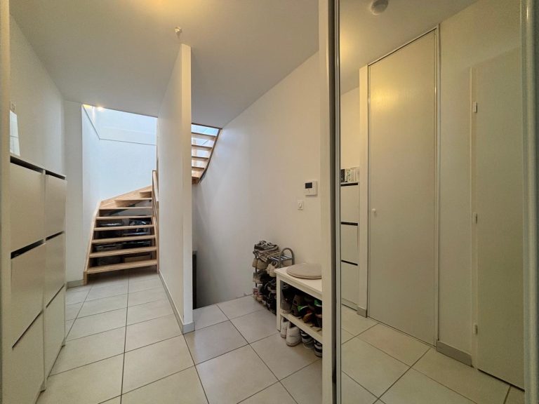 Triplex récent avec garage double
