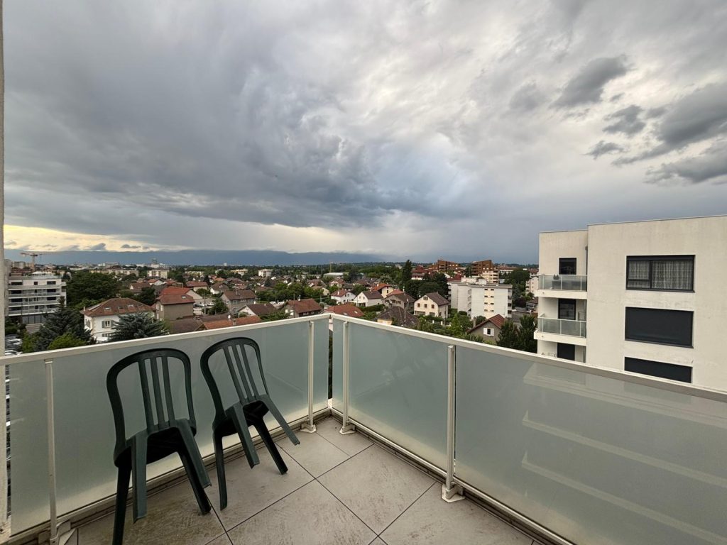 T3 rénové en dernier étage avec vue dégagée à Ambilly