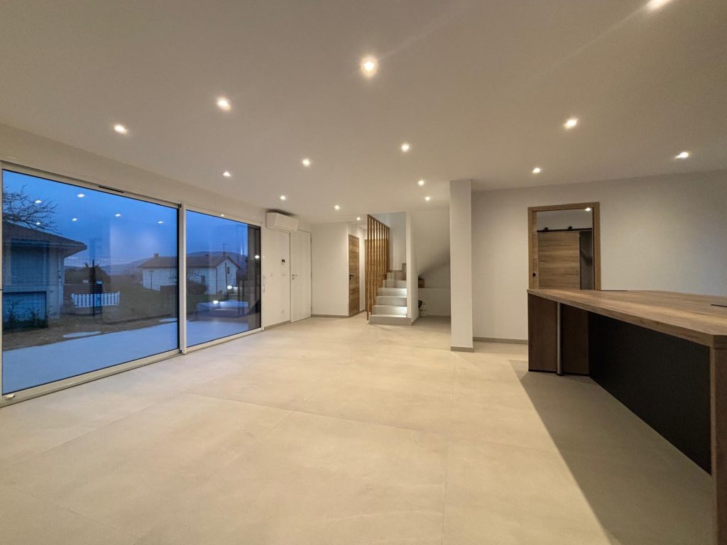 Maison contemporaine avec jardin et garage à Cranves-Sales