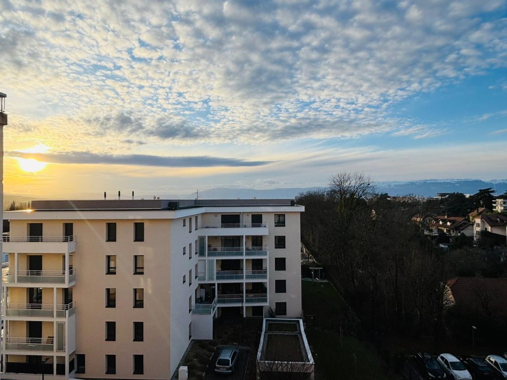 T4 à rénover avec vue dégagée sur Genève et le Jura à Annemasse