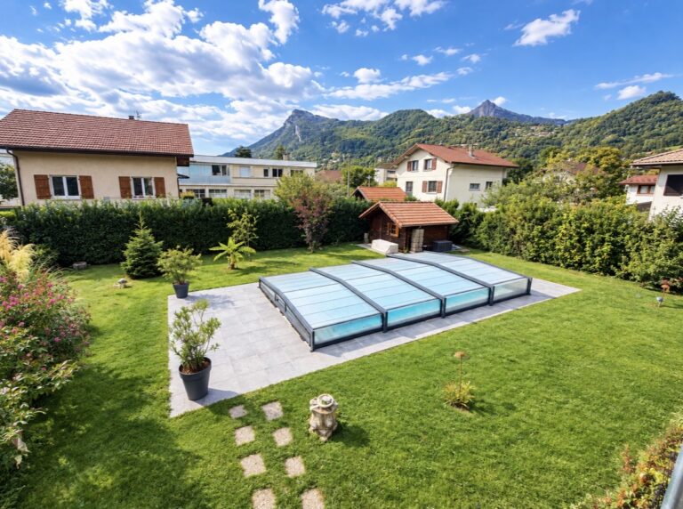 Maison familiale avec piscine et grand jardin à Cluses