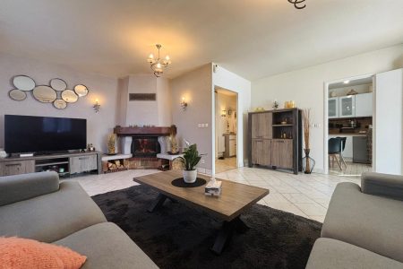 Maison individuelle avec grand terrain et fort potentiel à Cranves-Sales