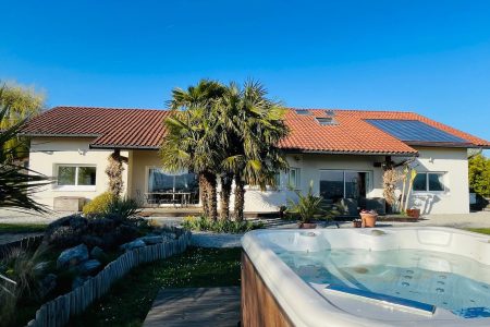 Villa avec vue dégagée, appartement indépendant et grand terrain à Contamine-Sarzin