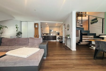 Duplex rénové en dernier étage avec terrasse et double garage à Cranves-Sales